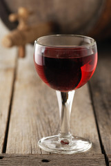 Verre de vin rouge au tonneau