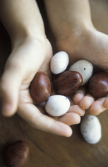 Mains d'enfant et bonbons de Pont-Aven