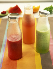 Bouteilles de jus légers et rafraîchissants : pastèque-framboise, orange-tomate, melon-concombre-menthe