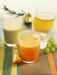 Jus énergétiques du matin : mangue-avocat, pomme-carotte-huille de romarin, raisin blanc-thé vert