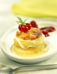 Mille-feuille de pomme, chèvre et coulis de fruits des bois