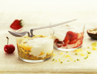 Yaourt au fruit de la passion et fraise-cerise