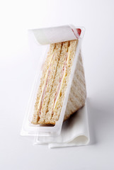 Sandwich club dans son étui plastique