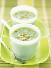 Soupe de concombre aux pignons 