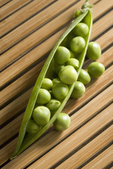 Petits pois dans leur cosse
