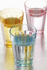 Verres d'eau colorés