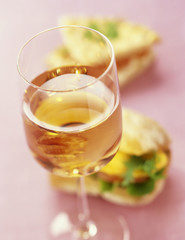 Verre de vin rosé et sandwich 