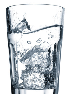 Gla&ccedil;ons dans verre de limonade