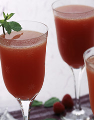 Cocktail pétillant au melon, Vouvray et framboises mixées