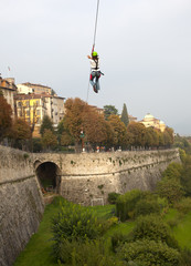 Lanciarsi appesi ad una corda