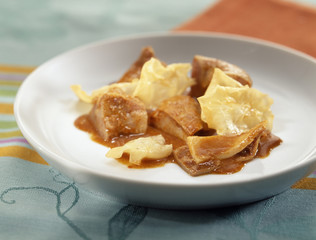 Museau et panse de porc aux chips de panais