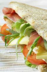 Club sandwich jambon cru et crudités