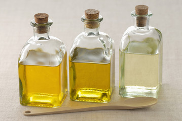 Assortiment de petites bouteilles d'huiles