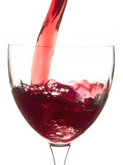 Verser du vin rouge dans un verre 