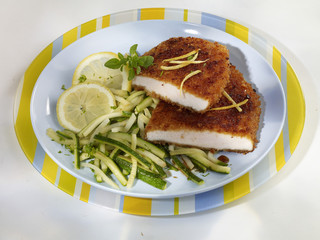 Escalopes panées de pain d'épice et julienne de courgette citronnée