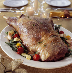 Gigot d'agneau à l'ail et aux légumes 