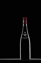Bouteille de vin rouge sur fond noir
