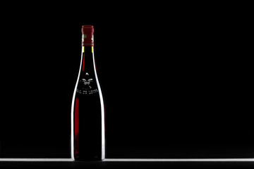 Bouteille de vin rouge sur fond noir