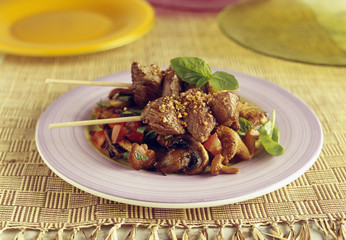 Brochettes de boeuf marinées et salade de champignons tièdes