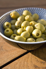 Coupelle d'olives vertes dénoyautées