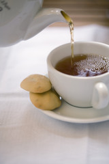 Verser du thé dans une tasse