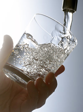 Remplir un verre d'eau du robinet