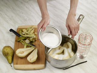 Faire cuire les poires dans l'eau, le sucre et la gousse de vanille 