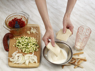 Faire tremper le pain dans le lait 