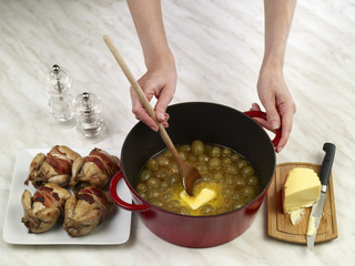 Ajouter le beurre aux raisins dans la cocotte 