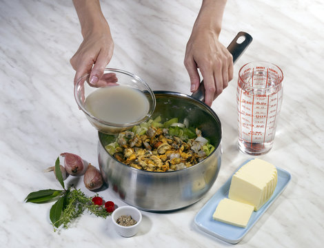Ajouter le jus des moules et des coques aux poireaux et aux c&eacute;leris 