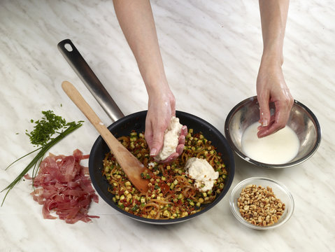 Incorporer le pain &agrave; la farce 