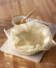 Étaler la pâte filo dans le moule à tarte 