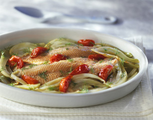 Saumon mariné au fenouil, à la tomate et à l'aneth