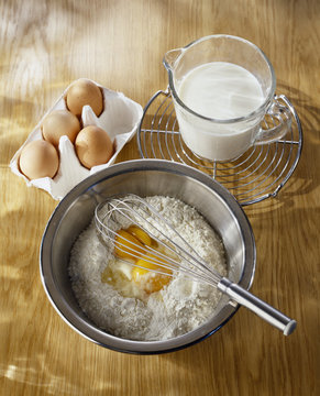 M&eacute;langer les oeufs et la farine 