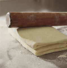 Étaler la pâte au rouleau à pâtisserie 