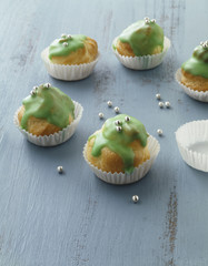 Petits choux à la crème de citron et glaçage à la menthe