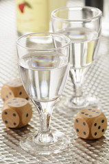 Verres d'eau-de-vie et dés