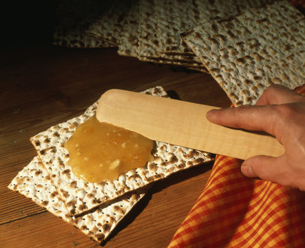 Recouvrir une feuille de pain azyme de la pr&eacute;paration 