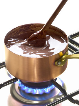 Remuer un chocolat chaud à la casserole