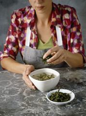 Verser le thé dans l'eau chaude 