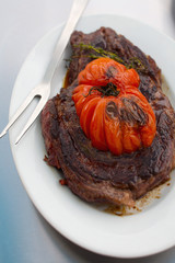 Côte de boeuf grillée à la tomate coeur de boeuf