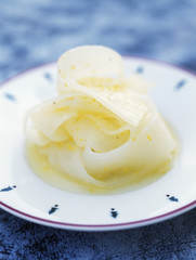 Émincé de radis poché aux zestes de citron et huile d'olive