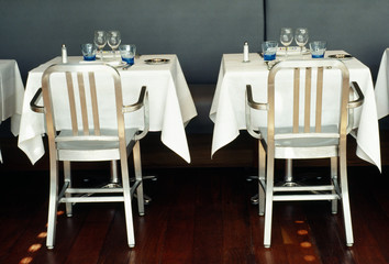 Tables dressées dans un restaurant