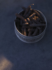 Poivre long dans une coupelle en argent