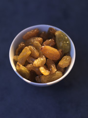 Petit bol de raisins blonds