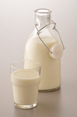 Carafe et verre de lait