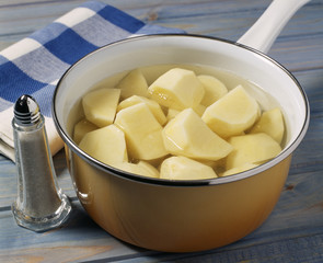 Cuire les pommes de terre à l'eau 