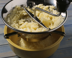 Réduire les pommes de terre en purée au moulin à légumes 
