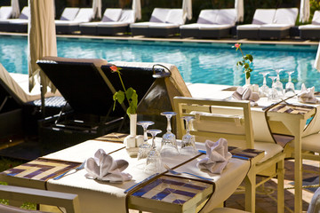 Tables dressées au bord de la piscine