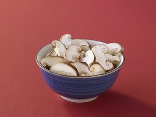 Bol de champignons émincés